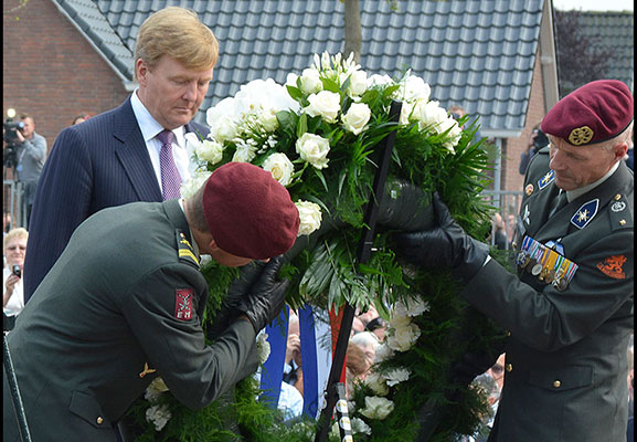 foto-kranslegging-Willem-Alexander