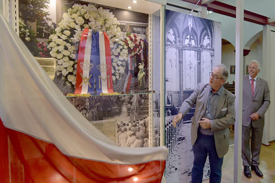 Onthulling vitrine